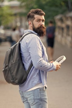 Onun seyahat tutkusu onu seyahat ettirir. Sakallı adam gezmeye çıkar. Seyahat ve seyahat tutkusu. Dolaş ve keşfet. Seyahat tutkusu. Keşfetme arzusu. Onun adı gezgin şehveti. Yaz tatili