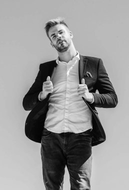 İyi bir anlaşma. Karizmatik yönetmen. Sakallı adam iş stili. Seksi maço adam. Erkek bakımı. Başarı kavramı. resmi erkek modası. Modern yaşam tarzı. Kendine güvenen iş adamı Yakışıklı erkek manken.