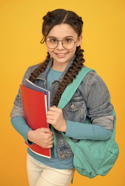 Öğrenci kız yetenekli çocuklar için derslere gidiyor, akademik yıl konsepti.