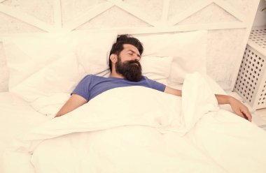 Yatakta uyuyan sakallı adam. Uykulu adam yatak odasında rahatla. Sabah erkenden. Vücudunun ihtiyacı olan dinlenme için. Yatak sabahları çok rahat. Huzurlu olgun erkek dinleniyor.
