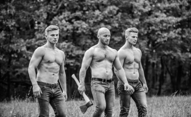 En iyi egzersiz. Vahşi ve güçlü bir erkek. Seksi çocuklar, altı paket ve pazı. Protein ya da steroid. Vücut geliştirme kavramı. İşten sonra ormanda rahatla. Baltalı üç kaslı adam. Atletik adam balta kullanıyor.