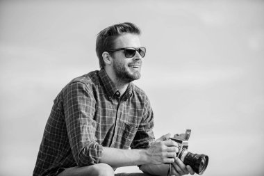 Bir CEO gibi uç. Seksi turist muhabiri. Kamerayla seyahat et. Erkek modası. Moda görünüyor. Kameralı maço adam. Gözlüklü fotoğrafçı. Macera yakalamak. gazeteci