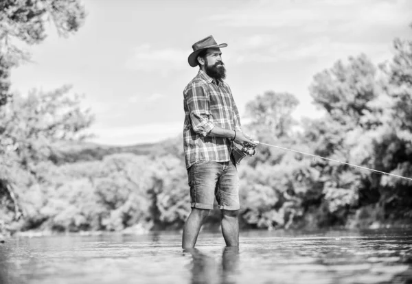 HObby es cuestión de actitud. pescador mostrar técnica de pesca uso de la caña. Pesca con mosca exitosa. fin de semana de verano. hombre pescando peces. hombre maduro pesca con mosca. pescador experimentado. actividad deportiva y hobby — Foto de Stock