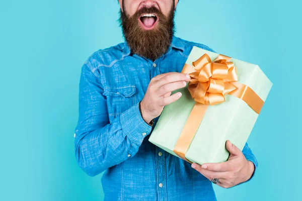 Sorpresa para él. compras y venta. maduro brutal hipster con presente. comprar en el centro comercial. hombre barbudo feliz sosteniendo caja de regalo. feliz cumpleaños o aniversario. celebración de vacaciones — Foto de Stock