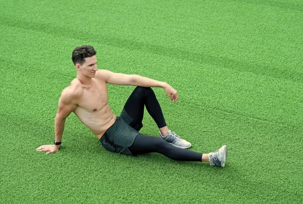 Instructor de fitness deportista relajante músculos después del entrenamiento — Foto de Stock