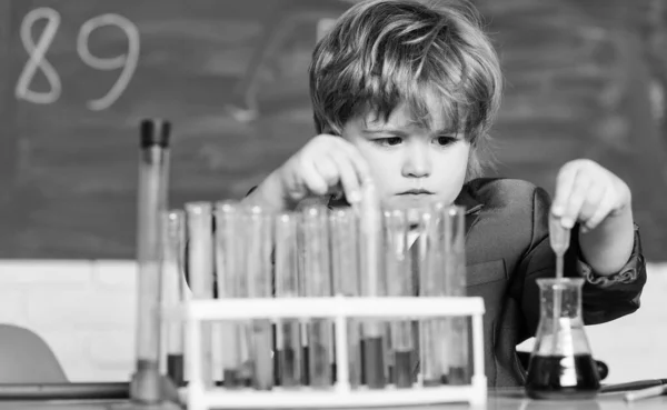 Biologie. écolier scientifique étudiant la science. Le petit garçon fait des expériences scientifiques. expériences scientifiques en laboratoire. Petit garçon à la leçon. Je retourne à l'école. À la recherche de la bonne solution médicale — Photo