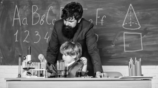 Professor barbudo homem e menino laboratório químico. Feliz Dia dos Professores. Dia do conhecimento. Conhecimento básico de química. Estudar química e biologia. Parabéns feriado de 1 de setembro. Conhecimento escolar — Fotografia de Stock