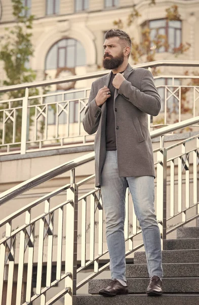 Sebevědomý muž obchodník v příležitostné obchodní módní bunda chodit po ulici s upravenou vousy a účes, hipster — Stock fotografie