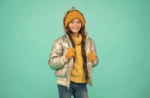 Criança feliz se sentir confortável e quente na jaqueta acolchoada e roupas de malha no clima de inverno, frio — Fotografia de Stock