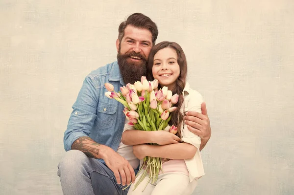 Father and daughter embrace with spring tulip flower bouquet, fathers day — Stock Photo, Image