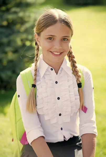 Condividere la gioia. Buon bambino sorridere soleggiato all'aperto. Ritorno a scuola look da bambina. Uniforme formale. Moda scuola. Educazione infantile. Giorno da bambini — Foto Stock