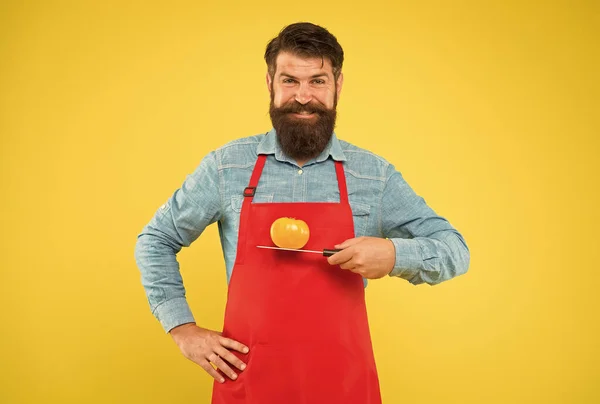 Satisfaça o seu ataque ao lanche. Happy hipster segura o tomate na faca. Cozinhar comida vegetariana. Lanche de vitaminas. Alimentação saudável e lanches. Dieta e dieta. Pequeno-almoço ou almoço — Fotografia de Stock