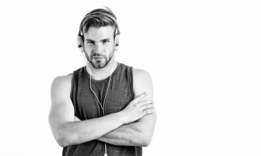 Profesyonel yazılım ve cihazlar. Eğlence konsepti. DJ için ekipman. Modern kulaklık kullanan yakışıklı bir adam. Müzik günlük terapi gibi. Motivasyon için ses eğitimi. Müziği dinle. Müzik tadı