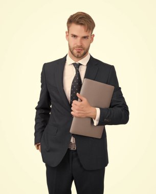 Sakin ol ve işine odaklan. Bilgisayar yöneticisi dizüstü bilgisayar saklar. Yakışıklı adam yeni bir iş kuruyor. E-ticaret. Girişimci şirket. E-ticaret. E-ticaret. Çevrimiçi pazarlama. Başarının yaratıcısı ol.