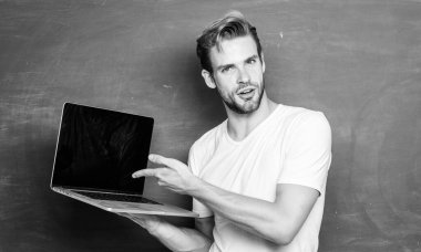 Programcılar için çevrimiçi kurs uygula. Web geliştirme programı. Öğrenci programlama dili öğreniyor. Dizüstü bilgisayarlı öğretmen programı. Yakışıklı adam modern teknolojiyi kullanıyor. Dijital teknoloji