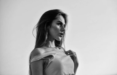 Muhteşem bir güzellik. Güzel güneşli bir gün. Sağlıklı bir yaşam tarzı. Dışarıdaki seksi kız. Güzellik ve moda. Esmer saçlı ve makyajlı bir kadın. Güzel, genç, sağlıklı bir kadın. Kızlar yazın tadını çıkarın.