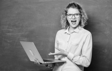 Online okul. İnternetten ders veriyorum. İstihbarat ve programlama. İnternette çalış. Uzaktan kumanda. Öğretmen defteri bilgi karatahta arka planı aranıyor. İnternette dizüstü bilgisayar sörfü yapan kadın. STEM öğrencisi