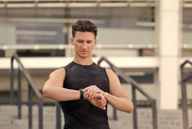 Sağlıklı yaşam ve kendini kontrol kavramı. Formda ve sağlıklı kalmak. Akıllı kalp atış hızı monitörüne bakan sporcu akıllı saat. Trail koşucusu kalp atış hızı monitörü saatine bakıyor