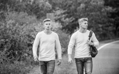 İkizler yol boyunca yürür. Macera konsepti. Yolda otostop çeken adamlar. Turist gezgini otomobil durağında durur. Taşıma sorunları. Arabanın kolayca kenara çekebileceği bir yer seç. Erkekler sırt çantalı yürüyüş yolu