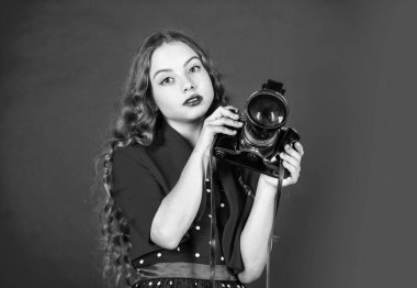 Güzel çocuk fotoğrafçısı, retro kamerayı tut. Gazetecilik benim gelecekteki kariyerim. Küçük muhabir fotoğraf çeker. Klasik kamera. Retro kameralı kız. çocukluk anılarını yakala. SLR kamera