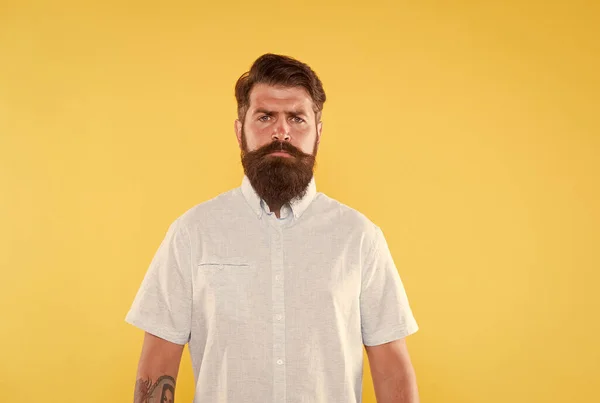 Brutale bebaarde hipster met geprepareerde baard is professionele chef-kok in wit shirt, kok — Stockfoto