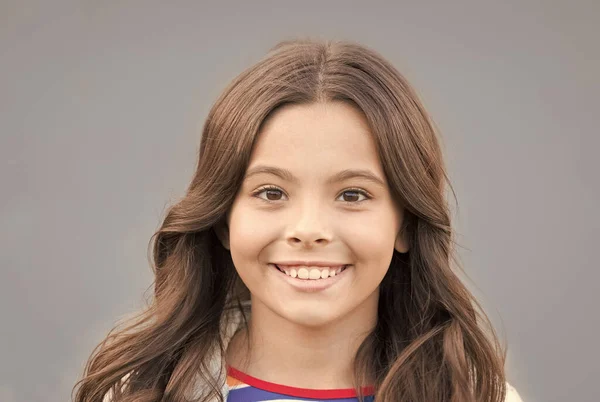 Mała dziewczynka wspaniały fryzura uroczy uśmiech tło miejskie, piękny portret koncepcja — Zdjęcie stockowe