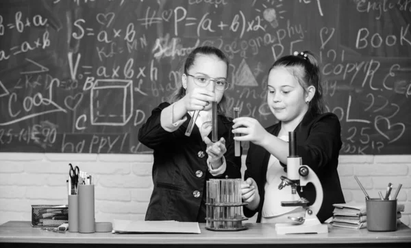 Wetenschappelijke experimenten in het laboratorium. Kleine meisjes wetenschapper met microscoop. Chemie onderzoek in het laboratorium. Meisjes geniaal in het schoollab. Wetenschapslab. Biologisch lab. Wetenschap is het onderzoeken waard — Stockfoto