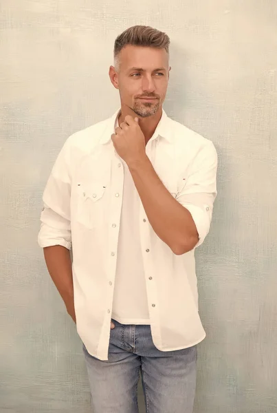 Bello uomo perfetto camicia bianca pantaloni in denim, smacchiatore concetto — Foto Stock