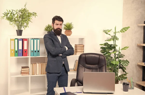 Hombre guapo oficina trabajador formal estilo ropa volver al lugar de trabajo — Foto de Stock