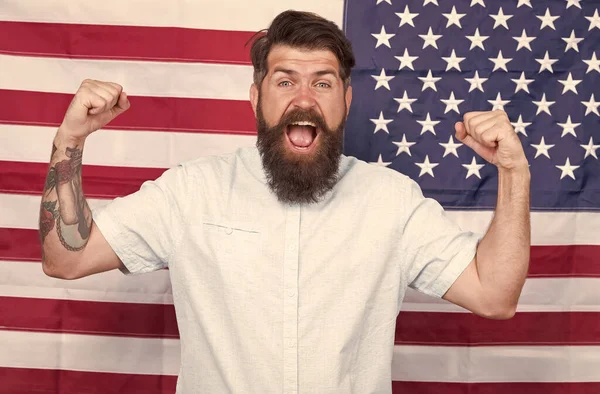 Hombre americano empresario empresario EE.UU. bandera fondo, el día más feliz concepto nunca — Foto de Stock