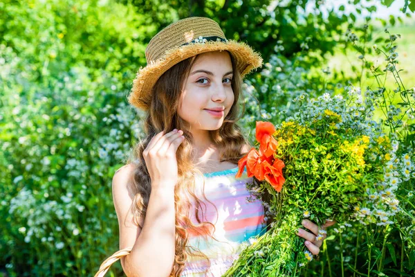 Fresh ideas for your event. Little child hold flowers in garden. Floral shop. March 8. International womens holiday. Holiday celebration. Happy womens day — Stock Photo, Image