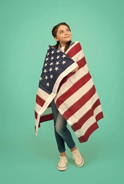 Orgulloso de mi patria. Vacaciones de día de independencia. Los estadounidenses celebran el día de la independencia. Niña con bandera de EE.UU. Concepto patriótico. Pequeña chica americana. Celebración de la independencia. Niño feliz. — Foto de Stock