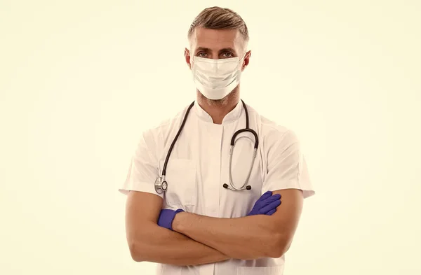 Solunum maskesi takan sağlık çalışanı doktor ve beyaza izole edilmiş fonendoskoplu lastik eldiven Coronavirus salgını sırasında hastalara tıbbi bakım sağlar. — Stok fotoğraf