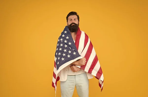 Kulturell identitet. Amerikanen firar självständighetsdagen. Fjärde juli. Amerikanskt medborgarskap. Hipster håller amerikansk flagga. Frihetskonceptet. Utforska USA. Resor. Nationella minoriteter. Etnisk bakgrund — Stockfoto