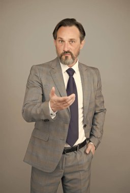 Profesyonelce bak. Profesyonel gri arka plan. Olgun çalışanlar resmi takım elbise giyer. Profesyonel meslek ve kariyer. Profesyonel iş adamı. İş kaçamağı. Profesyonel gibi giyinmek.