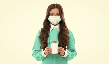 Hap kavanozlu genç kız. Koronavirüs tedavisi ve önleme. Eczanedeki çocuk. Doktor reçetesine uyun. Çocuk antibiyotik alıyor. Covid salgını sırasında sağlık sigortası. Vitaminler ve antipiretik