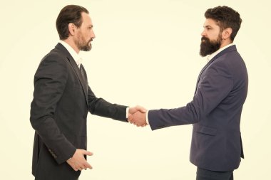 Tanıştığıma memnun oldum. Kısa bir selamlama. İş adamları beyazların üstünde el sıkışıyor. Selamlama ya da veda jesti. Selamlama adabı. Resmi selamlama ve tokalaşma. İş iletişimi