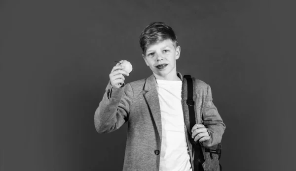 Schoolonderwijs voor gevorderden. Leerling klaar voor de les. Lessen voor tieners. Talentontwikkeling. Succesvolle toekomst. Internationale studentenuitwisseling. Schoolkennis. Regelmatig schoolprogramma — Stockfoto