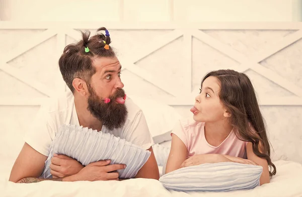 Förvånad barn tittar på far med rolig frisyr koppla av på helgen, fritid — Stockfoto