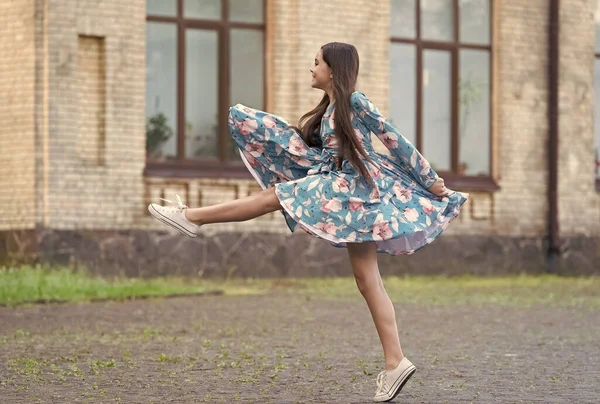 Flicka sommar klänning fladdrar i rörelse urban bakgrund, mot vind koncept — Stockfoto