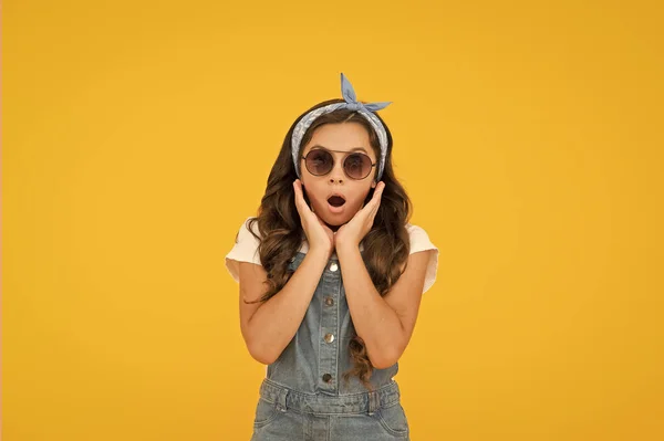 Здивована маленька дівчинка в модних сонцезахисних окулярах, концепція літнього продажу — стокове фото