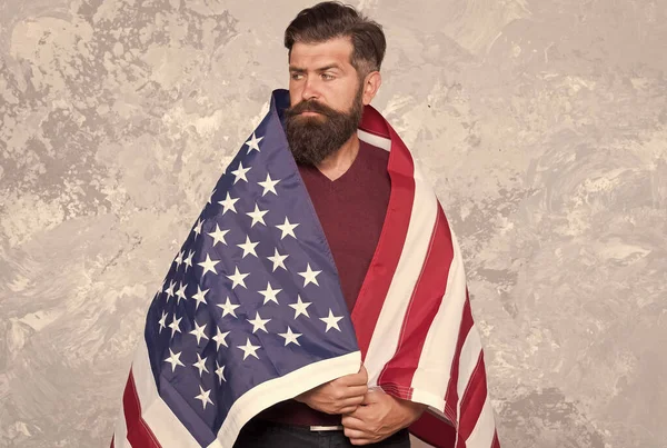 Amerikansk hipster man fira självständighetsdagen med nationell flagga, semester koncept — Stockfoto