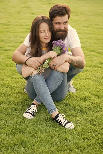Charmant couple câlin relaxant sur prairie verte, concept toujours ensemble — Photo