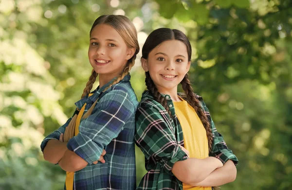 Feliz lindo niñas amigos sonríen en estilo de moda casual mantener los brazos cruzados paisaje de verano, amistad —  Fotos de Stock