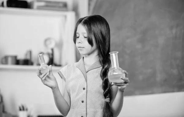 Comprometido a encontrar a cura. menina em aula de química com tubo de teste. Laboratório escolar. aluna menina pequena com frasco químico. Use a nova tecnologia. aula de ciências. de volta à escola. educação em biologia — Fotografia de Stock