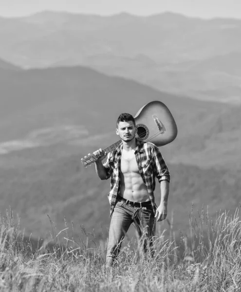 Vakantiebestemmingen. Alleen lopen. Man met gitaar wandelend op de top van de berg. De beste manier om uit de stad te ontsnappen. Guy wandelaar genieten van pure natuur. De natuur verkennen. Schoonheid van de natuur. Frisse berglucht — Stockfoto