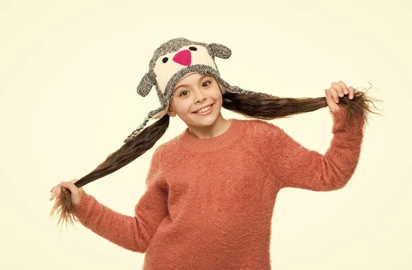 Su suéter acogedor. prepárate para las vacaciones de invierno. punto hecho en casa. niña juguetona en invierno mirada sonriente. Concepto de moda. belleza linda aislada en blanco. cálida en cualquier clima. Deja que nieve. estación de esquí — Foto de Stock