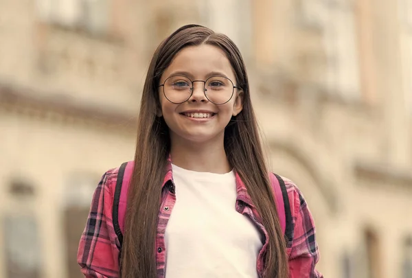Mała dziewczynka z długimi brunetkami styl włosów nosić okulary mody szczęśliwy uśmiech na zewnątrz, piękno — Zdjęcie stockowe