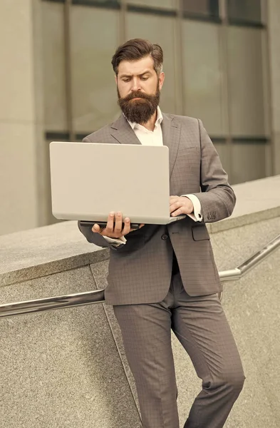 コンピュータ・コミュニケーション・ネットワーク。髭の男は屋外でコンピューターを使う。ビジネスコミュニケーション。ビデオ通話をする。Eメールとメッセージ。ネットサーフィン。3G。4G。近代技術 — ストック写真