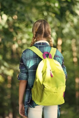 Seyahat, keşfetmek içindir. Küçük çocuk doğal olarak seyahat çantası taşıyor. Seyahat güzergahı. Yaz tatili. Okul tatili. Seyahat ve seyahat tutkusu. Seyahat eğlencelidir.